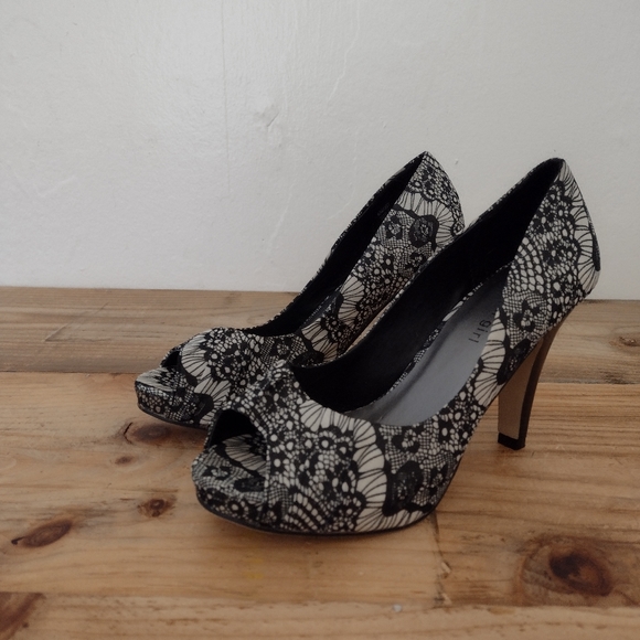 Madden Girl Black & White Kaboby Peep Toe Heels New Size 6.5 - Picture 3 of 14